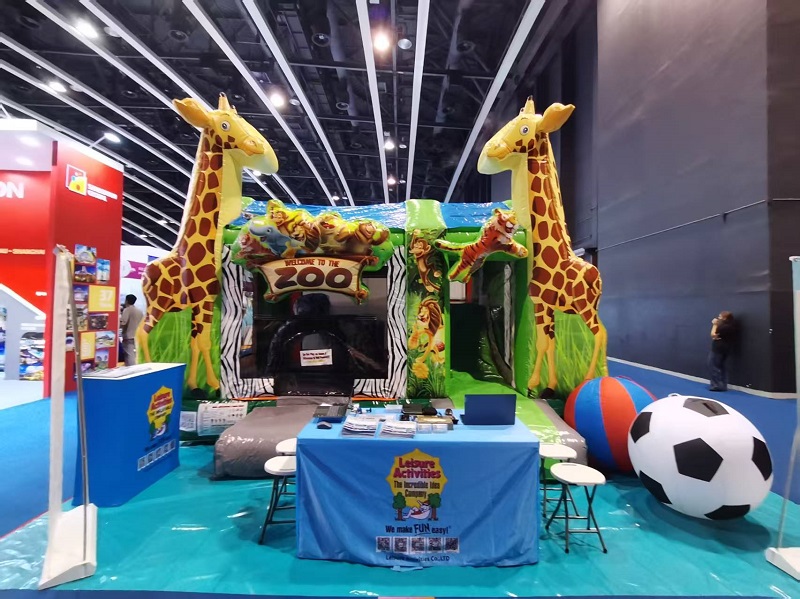 Leisure Activities® toob loomaaia IAAPA EXPO ASIAsse etenduse peatamise 4-meetrise täispuhutava hüppelossiga Leisure Activities® toob loomaaia IAAPA EXPO ASIAsse etenduse peatamise 4-meetrise täispuhutava hüppelossiga